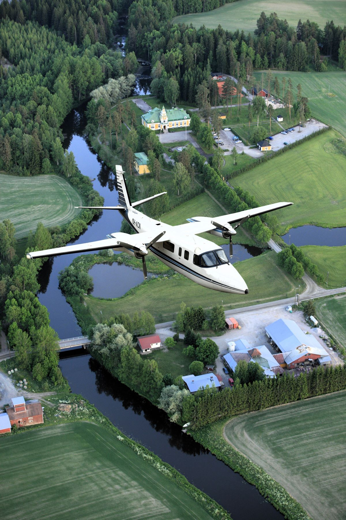 Maanmittauslaitoksen ilmakuvauslentokone joen yllä.