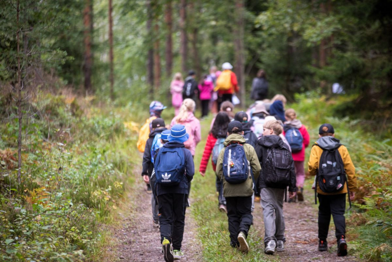 koululaisia metsäpolulla
