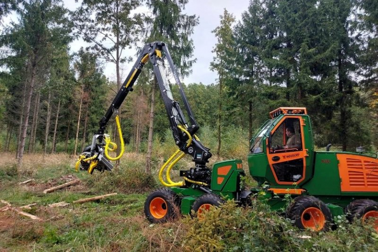 Novotny 8WD & KESLA 16RH -harvesterikoura ja KESLA 671HF -harvesterinosturi. Asiakas - Jacub Strojan, CZ