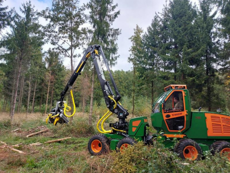 Novotny 8WD & KESLA 16RH harvester head and KESLA 671HF harvester crane. Customer - Jacub Strojan, CZ.
