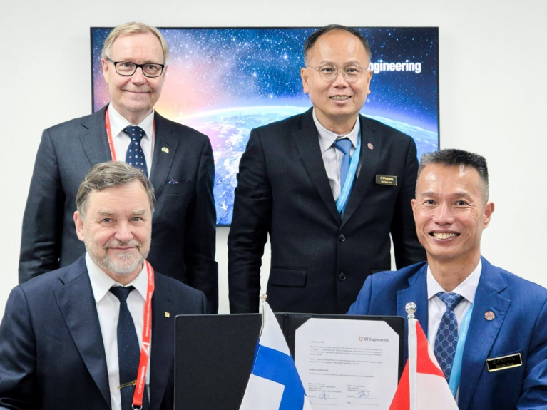 photo from the signing ceremony, featuring Sisu Auto’s Chairman of the Board, Timo Korhonen, and Tan Pek Tong, Dy President, International Business, ST Engineering Land Systems, as the signatories. In the background are Ambassador Juha Markkanen and Lim Kok Ann, President of Land Systems, ST Engineering.