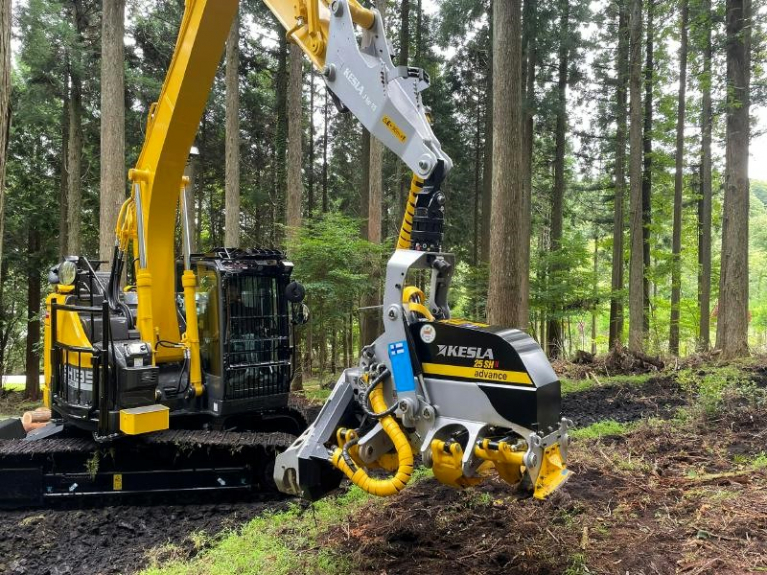Sumitomo SH135 & KESLA 25SH-II Advance harvester head, Japan.