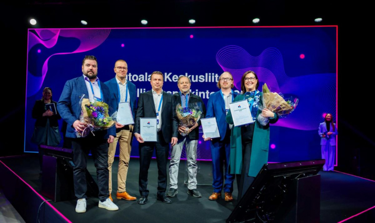 Palkintojen jaossa (vas. Jukka Sirén ja Tuukka Sirén (Autosalpa Oy),Tero Kortekangas ja Pasi Virtanen (Tampereen Huoltoykkönen Oy), Aki Karppinen (Auto-Uuttera Oy) ja Henna Wickström (Scania Suomi Oy).