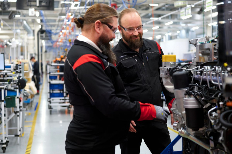 CORE moottoriperheen kehitys ja valmistus on ollut koko AGCO Powerin yhteinen ponnistus, jossa muun muassa tuotanto ja tuotekehitys ovat tehneet tiivistä yhteistyötä. Kuvassa tuotekehityksen suunnitteluinsinööri Jari Kaste ja tuotannon työnjohtaja Paavo Tanni.