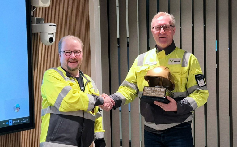 Metsä Boardin turvallisuuspäällikkö Ilkka Karvonen (vas.) jakoi Kultaisen kypärän Äänekosken kartonkitehtaan tehtaanjohtaja Timo Talliselle.