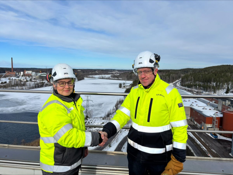 Kättelemässä Stora Enson energiapäällikkö Eija Liikola sekä operatiivinen johtaja Mika Riekkola Loimualta.