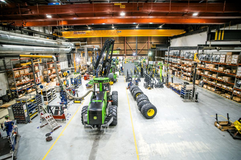 John Deere Joensuun tehtaan tuotantolinja