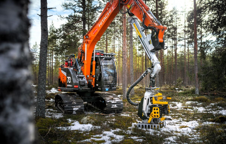 Hitachi excavator & KESLA 19RH twinAX harvester head, KESLA XTender 15H, KESLA powerB - pressure accumulator system