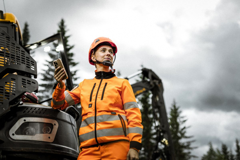 Kiho, kuvituskuva metsäkoneenkuljettajasta