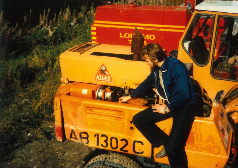 Reijo Karppinen ja magneettigeneraattori asennettuna työkoneeseen.