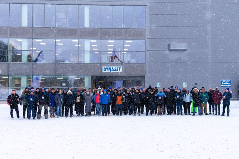 Ryhmäkuva Dynasetin jälleenmyyjistä.
