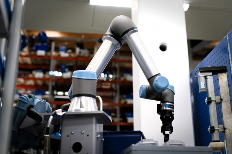 Yhteistyörobotti Dynaset-tehtaalla.