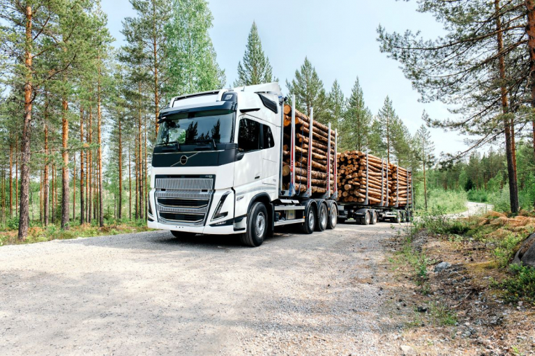 Volvo puutavara-auto