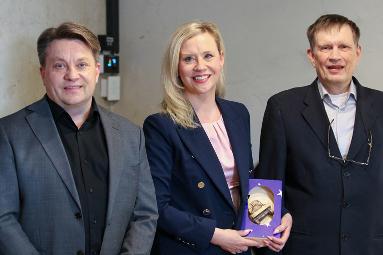 SKAL Metsä ry puheenjohtaja 2018-2026 Jarkko Vartiamäki, Kolkuttaja-palkinnon saaja Sanna Kangas sekä yhdistyksen toiminnanjohtaja Kari Palojärvi.