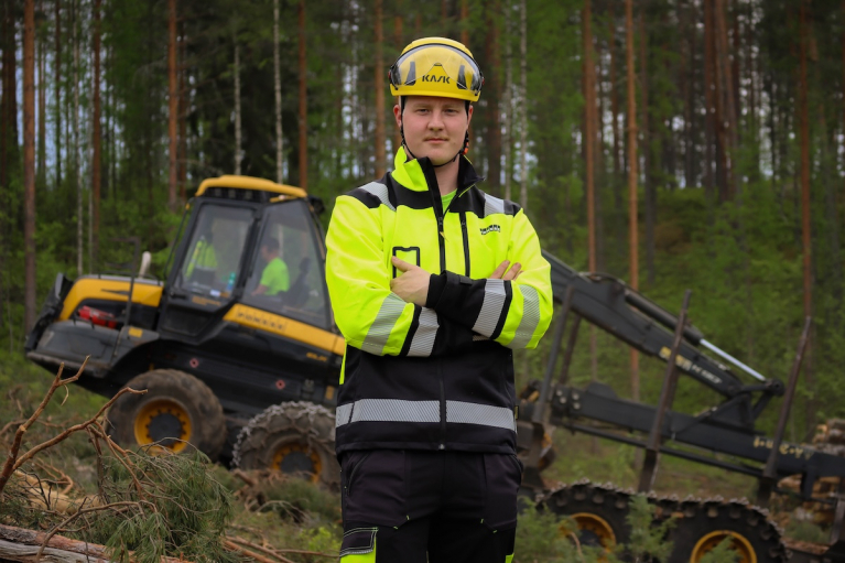 Ponsse kuormatraktori ja metsäkoneenkuljettaja
