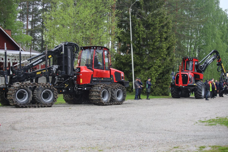 Savion lava, Komatsu metsäkoneita
