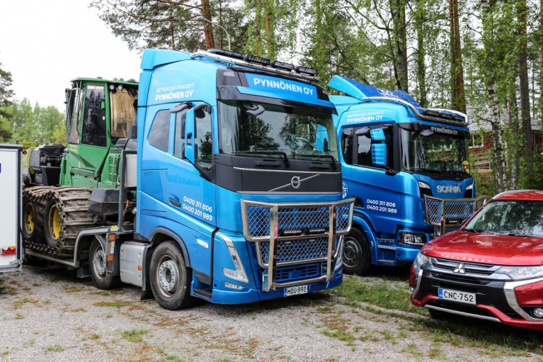 metsäkoneenkuljetusauto