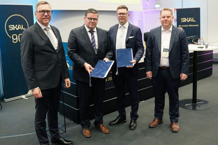 Sopimus allekirjoitettiin juhlallisesti SKALin liittokokouksessa Seinäjoella 5.6.2026. Vasemmalla SKALin puheenjohtajana jatkoon valittu yrittäjäneuvos Jari Välikangas, toimitusjohtaja Anssi Kujala, St1:n myynti- ja markkinointijohtaja Mikko Reinekari sekä SKALissa St1-yhteistyöstä vastaava asiantuntijapalveluiden johtaja Petri Murto.