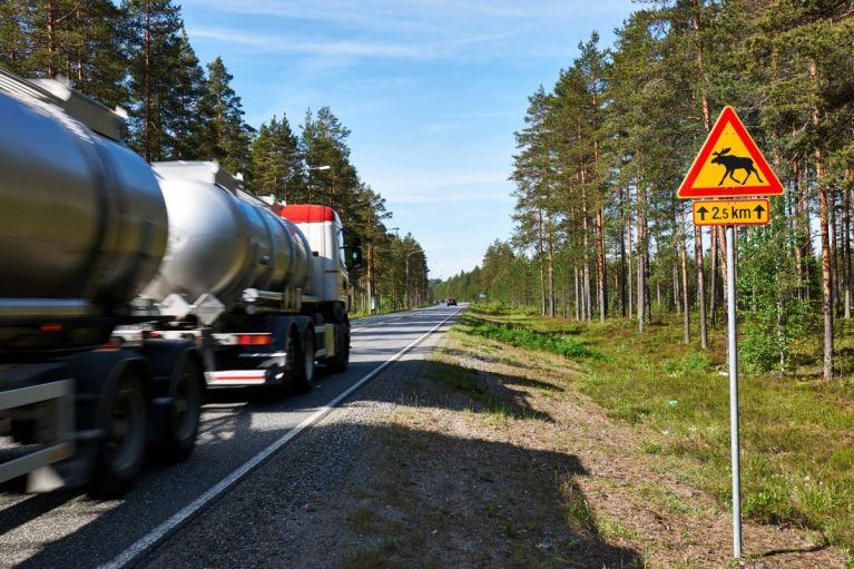 säiliöauto tiellä
