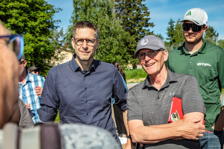 Brittiläisen Kolumbian yliopiston metsä- ja ympäristövastuun tiedekunnan varadekaani Dominik Röser (vas.) ja metsäalan konsultti Ken Day (oikealla edessä)