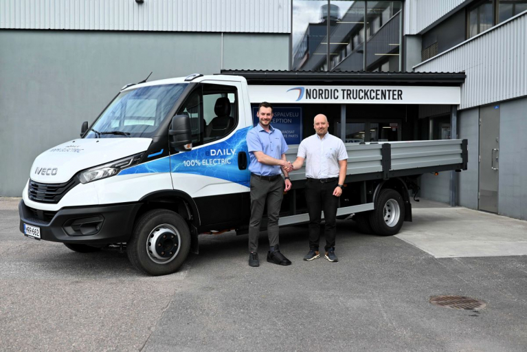 Hedin Nordic Truck Oy:n Country Sales Manager Joonas Alaspää ja Nordic Truckcenter Oy:n maajohtaja Sampsa Rouhiainen