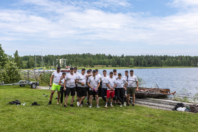 SKAL Metsän joukkue suorituksen jälkeen. Vasemmalta: Ville Ylijoki, Anni Nurminen, Jorma Silvennoinen, Juha Tiusanen, Jussi Virta, Jarkko Vartiamäki, Anssi Turunen, Timo Tukiainen, Mika Matikainen, Kari Palojärvi, Tero Nurmi, Jari Riikonen, Mirja Anunti-Virta, Markku Pirkkalainen ja Sami Vertanen.