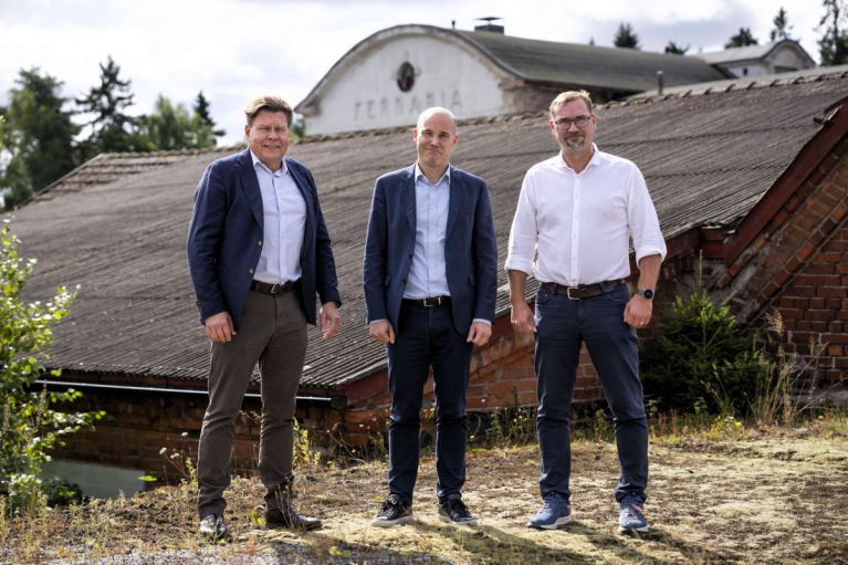 Perttu Aho and Tero Järvinen shake hands following the CEO change at Nordic Traction Group.
