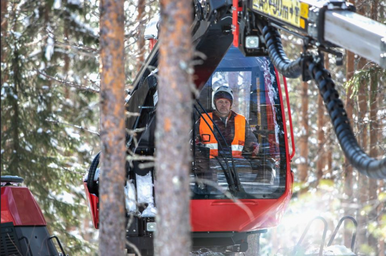 Tommi Anttonen harvesterin ohjaamossa.