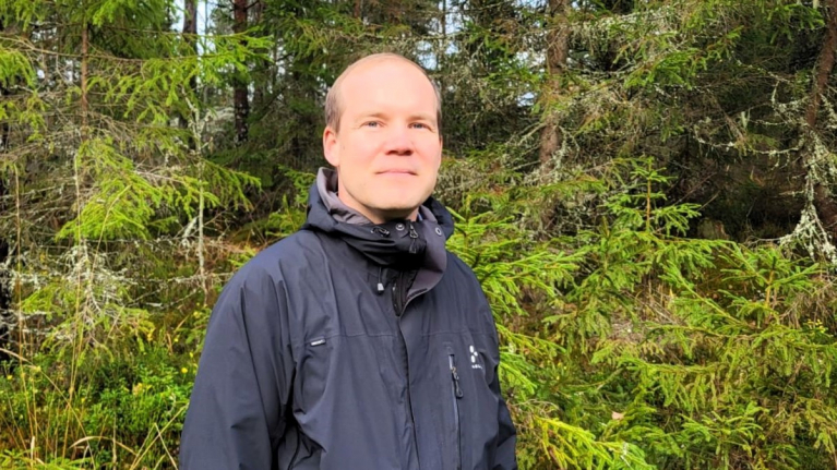 Metsäteollisuus ry:n metsäjohtaja Sami Oksa metsämaisemassa.