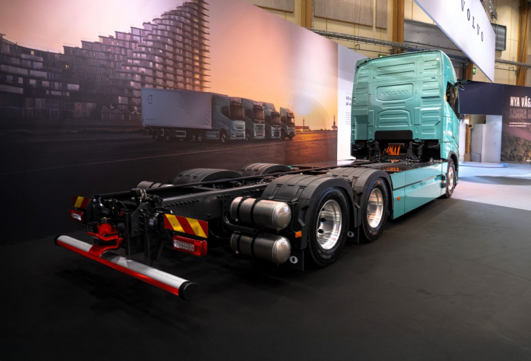Volvo FH Electric -sähkökuorma-auto takaapäin. Uusi pidemmän toimintamatkan malli soveltuu jopa 80 tonnin yhdistelmämassoille.