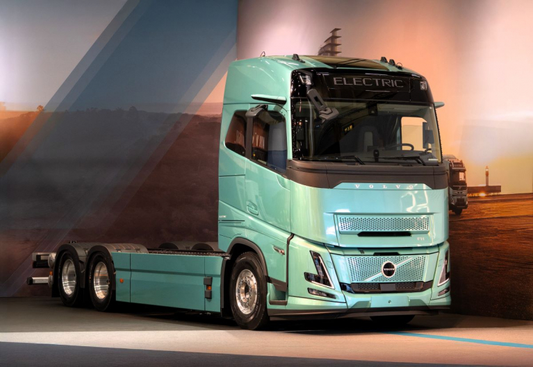 Turkoosi Volvo FH Electric -sähkökuorma-auto esittelytilaisuudessa.