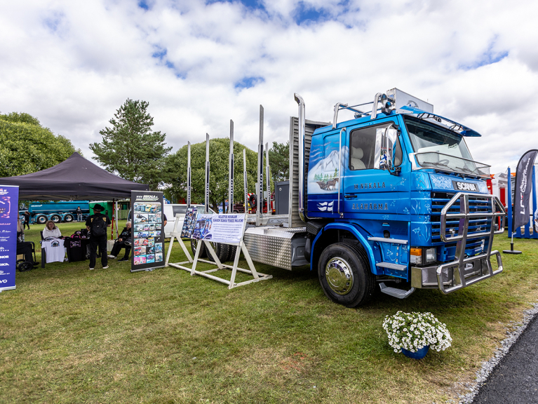 Kuljetus Nukala Oy:n sininen Scania vuodelta 1985