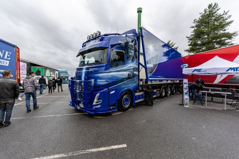 Kuljetusliike M. Hanhela Oy:n kylkiaukeava Volvo Aero