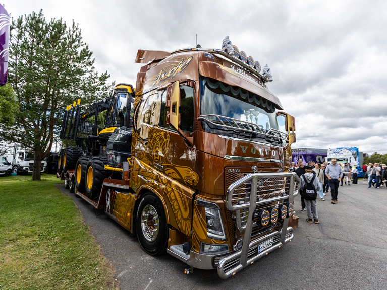 J. Blomqvistin Volvo FH16 ”Apache”, Ponsse Elk