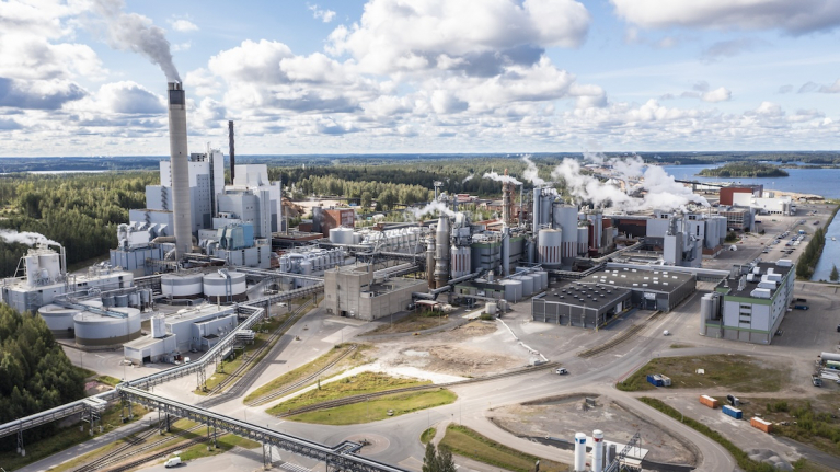 Ilmakuva Stora Enson Imatran tehtaiden Kaukopään tehdasalueesta.