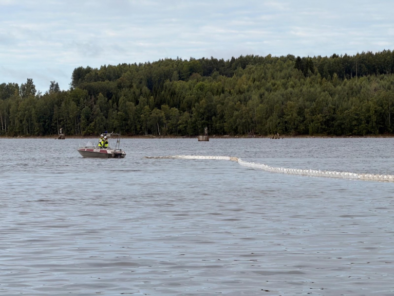 Suojapuomitus Saimaalla Stora Enson Imatran tehtaiden edustalla tulipalon jälkeen.