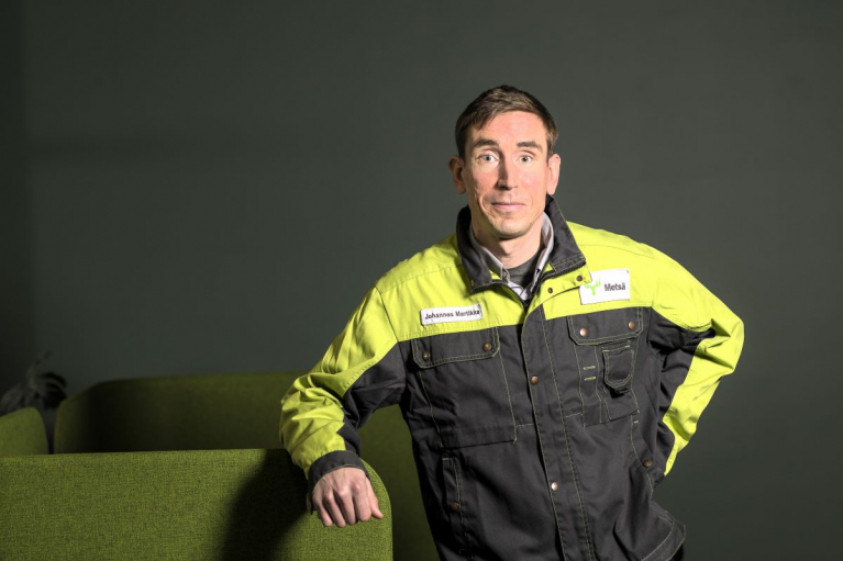 Johannes Martikka Metsä Fibren työasussa.