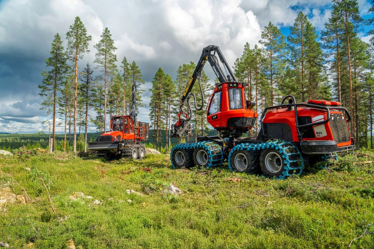 Komatsu 855 forwarder and Komatsu 931XC harvester from the new generation of Komatsu Forest machines.