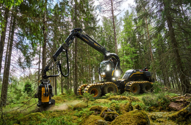 PONSSE Scorpion Thin Line -harvesteri työskentelee harvennusmetsässä.