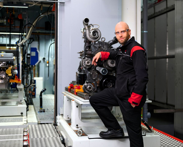 AGCO Powerin Jussi Rinne tehdaskunnostettujen REMAN-dieselmoottoreiden kanssa.