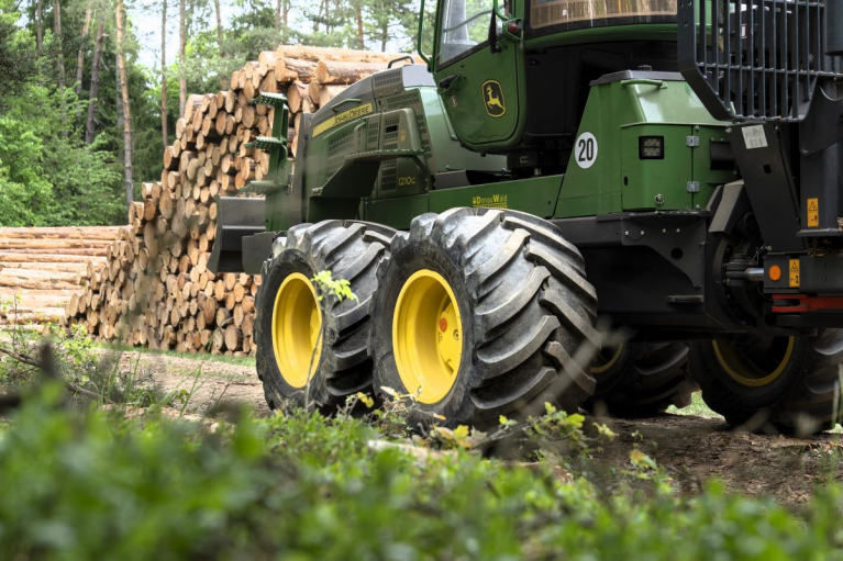 Nokian Tyres Forest King TRS 3 -metsäkonerenkaat John Deere -ajokoneessa metsässä.