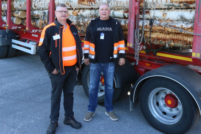 Vesannon Kuljetus Oy:n yrittäjä Tommi Koljonen (vas.) ja Gradian lehtori Mika Kinnunen