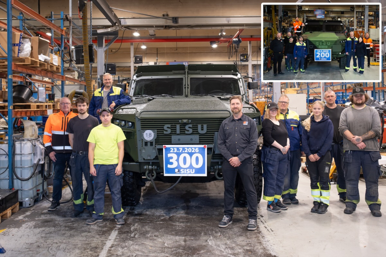 Sisu Auton työntekijöitä 300:nnen SISU GTP -sotilasajoneuvon ympärillä tuotantotiloissa. Kuvan oikeassa yläkulmassa pienemmässä kuvassa 200:s SISU GTP.