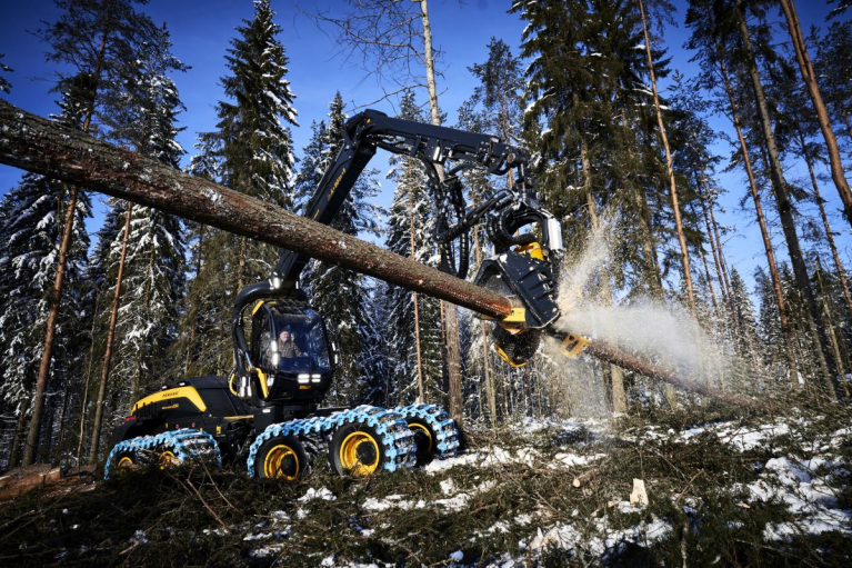 Ponssen metsäkone työskentelee metsässä.