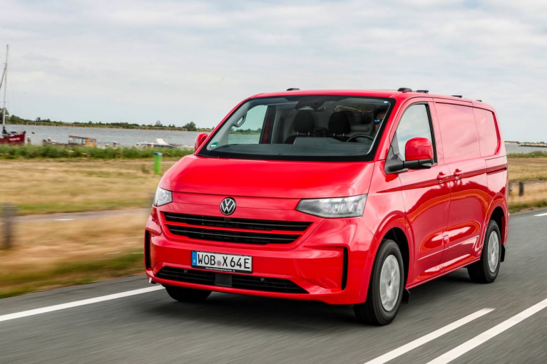 Punainen täyssähköinen Volkswagen e-Transporter ajossa maantiellä.
