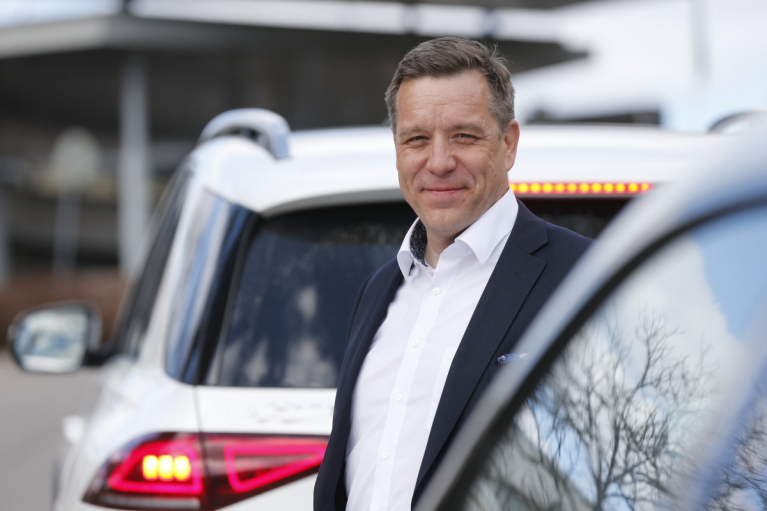 Autoalan Keskusliiton toimitusjohtaja Tero Lausala seisoo autojen edessä.