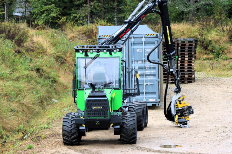 Kahdeksanpyöräinen Jarcrac CW60 -yhdistelmäkone edestä kuvattuna harvesteripää puomin varassa.