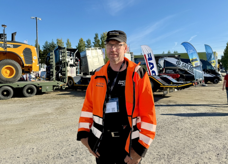 FinnMETKO-näyttelyn johtaja Tapio Hirvikoski näyttelyalueella Jämsässä.