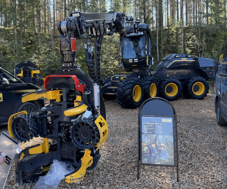 PONSSE Scorpion Thin Line -harvesteri uudella H6-harvesteripäällä metsässä FinnMETKO 2026 -messuilla.
