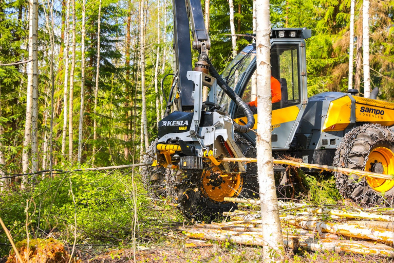 Sampo Rosenlew 1046 Pro -harvesteri varustettuna uudella KESLA 15RH -harvesterikouralla.